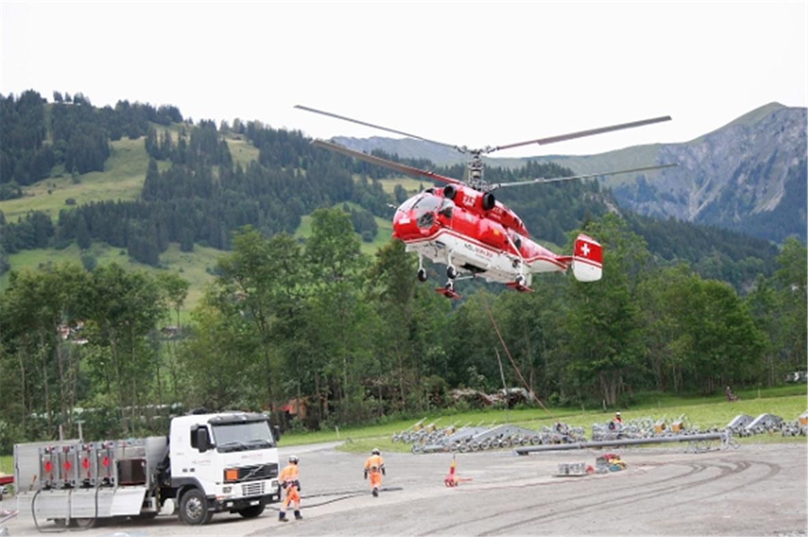 KAMROV Heli der Heliswiss bei der Lastaufnahme