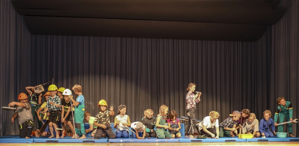 KITU-Teilnehmer als Büetzerbuebe u Büetzermeitschi.