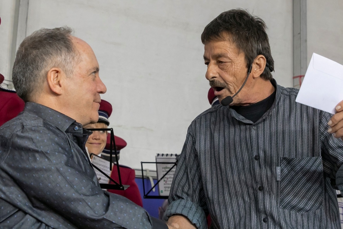 KMU Präsident Adrian Mani erhielt zum Jubiläum ein Geschenk von Kilian Wyssen KM...