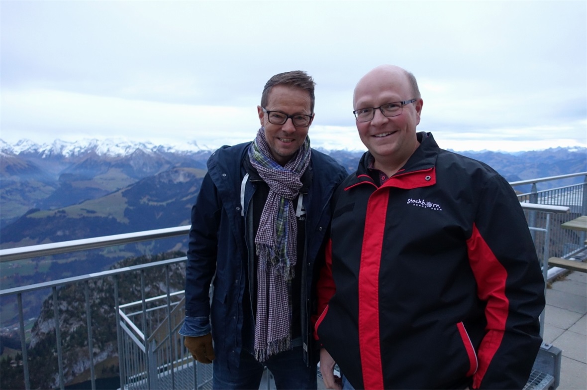 Kabarettist Bänz Friedli genoss mit Stockhornbahn-Marketingleiter Michael Künzi den beeindruckenden Rundblick auf dem Stockhorn.