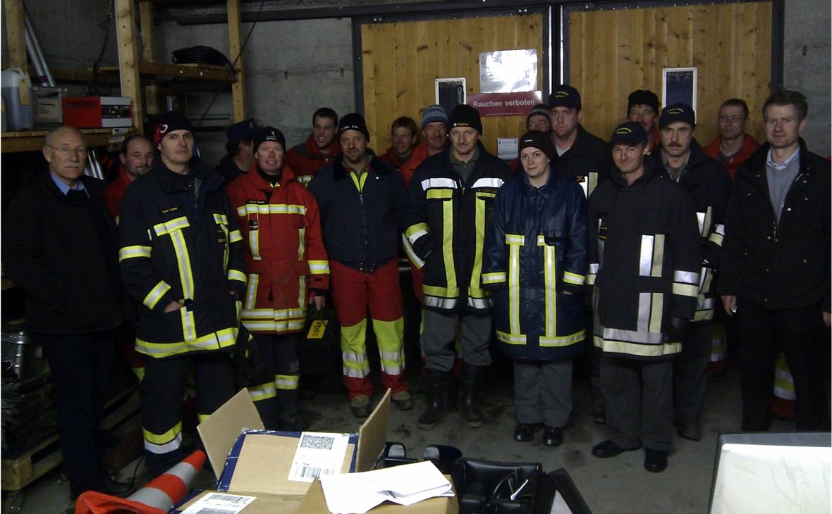 Feuerwehren mit neuen Wärmebildkameras Kader der Feuerwehren und Vertreter der Lieferfirma anlässlich der Übergabe im Regionalen Brandausbildungszentrum Zweisimmen
