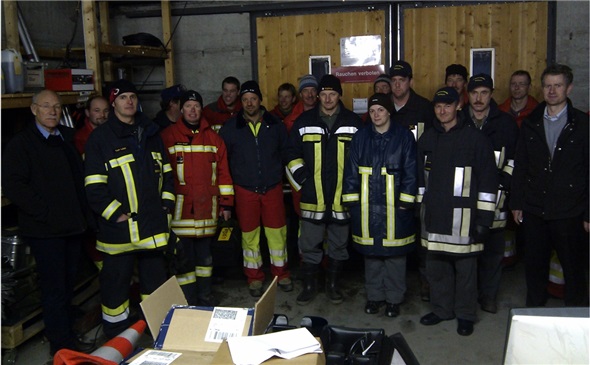 Kader der Feuerwehren und Vertreter der Lieferfirma anlässlich der Übergabe im Regionalen Brandausbildungszentrum Zweisimmen