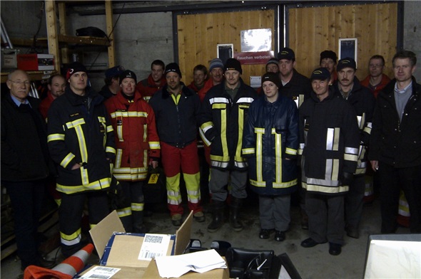 Kader der Feuerwehren und Vertreter der Lieferfirma anlässlich der Übergabe im Regionalen Brandausbildungszentrum Zweisimmen