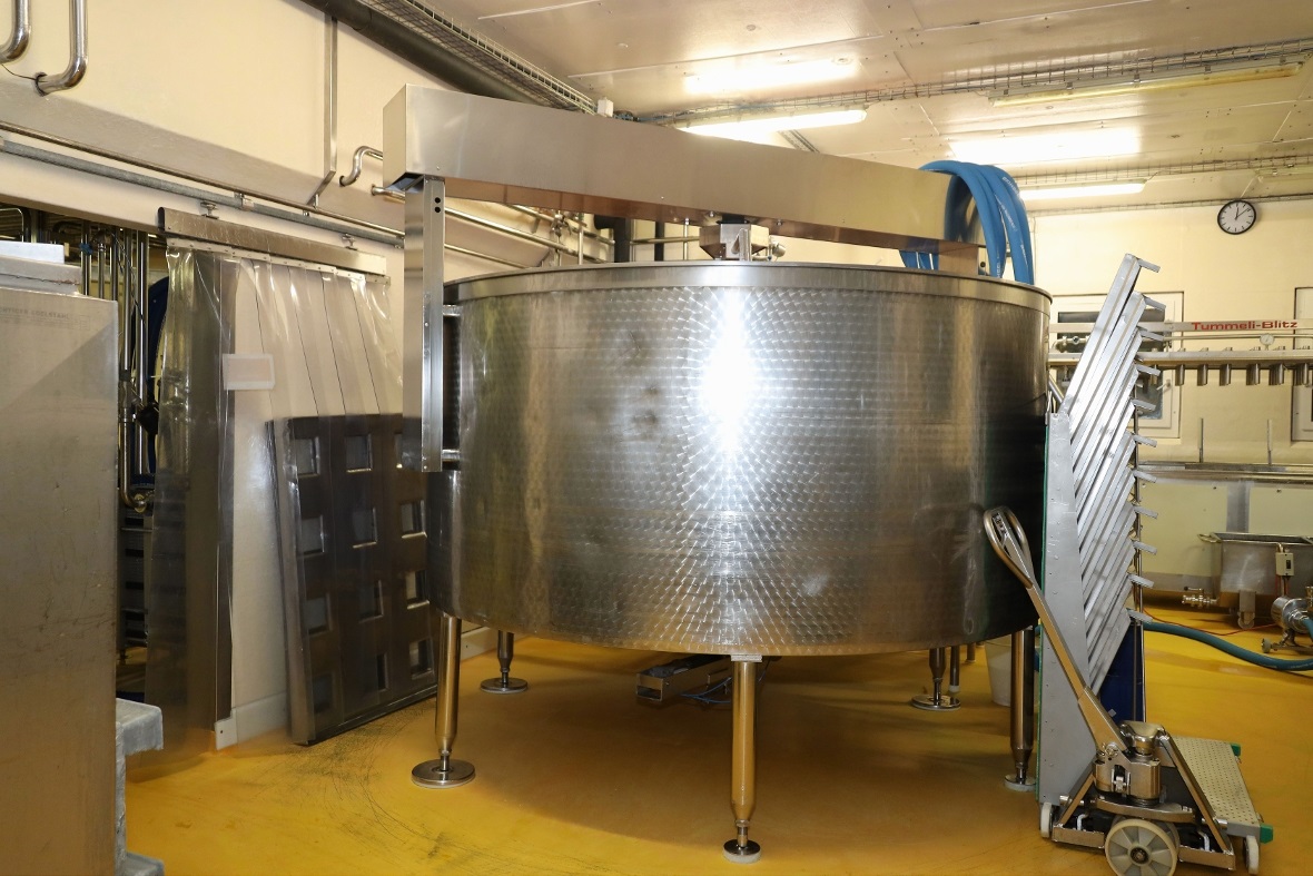Käsekessi fasst 5500 Liter und ergibt pro Charge gute 500 Kilogramm Käse.