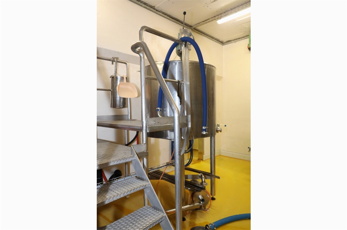 Käsekessi mit einem Fassungsvermögen von 1000 Litern. Das ergibt pro Charge 220 ...
