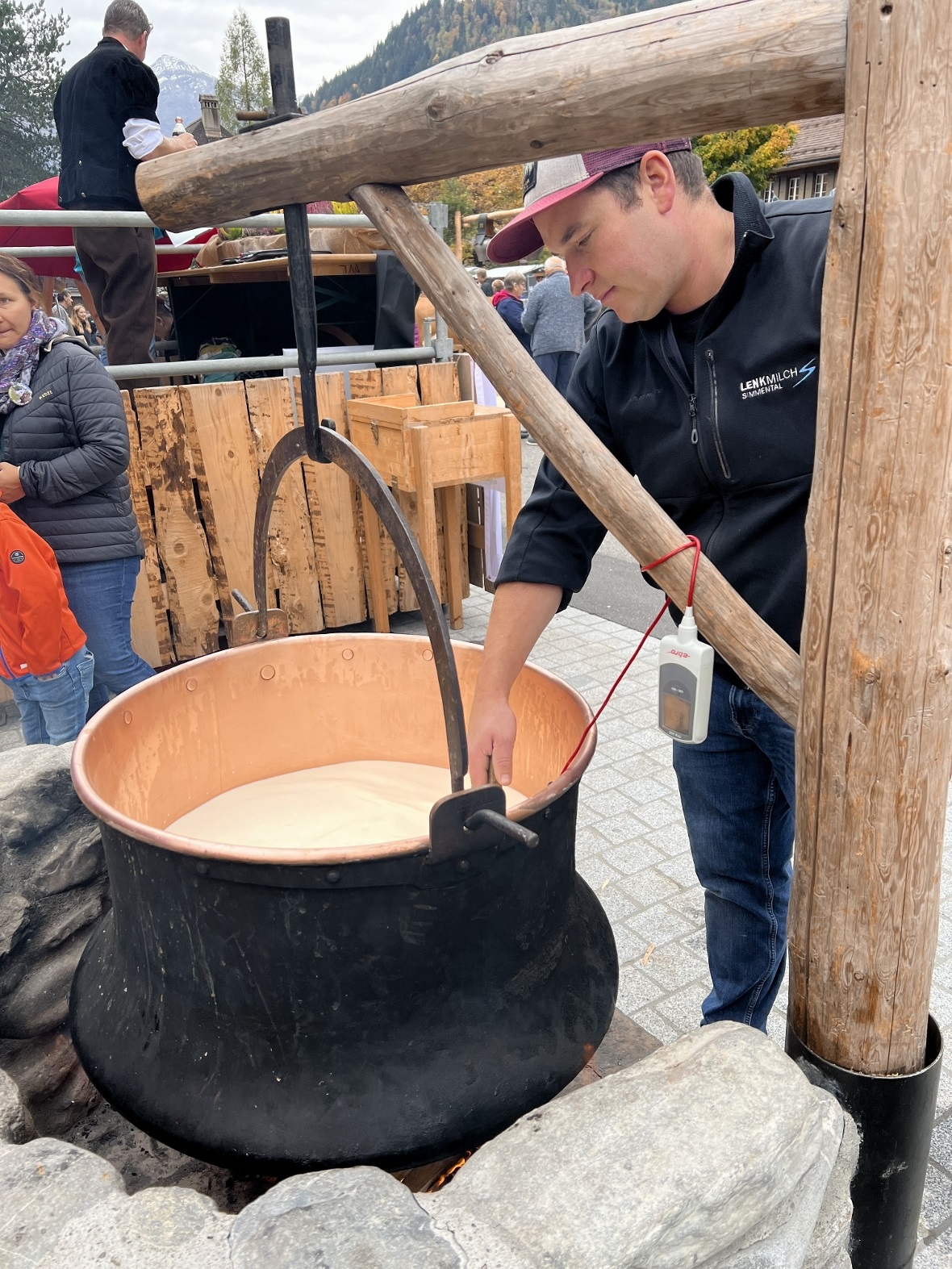 Käsen unter freiem Himmel - auch vom frischen Britsche durfte genascht werden.