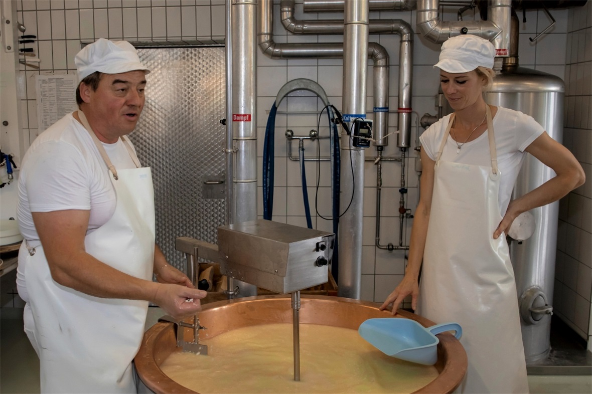 Käser Hanspeter Graf mit Barbara Gafner-Läderach erklären wie man Bergkäse produ...