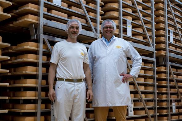 Käsermeister Tobias Künzi (links) ist für die Rezepturen und Käse-Produktion verantwortlich. Zusammen mit Ernst Arn, CEO der Simmental Switzerland AG, freut er sich über den grossartigen Erfolg an den World Cheese Awards.