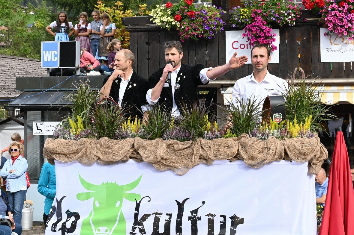 Käseversteigerung auf dem Podest.