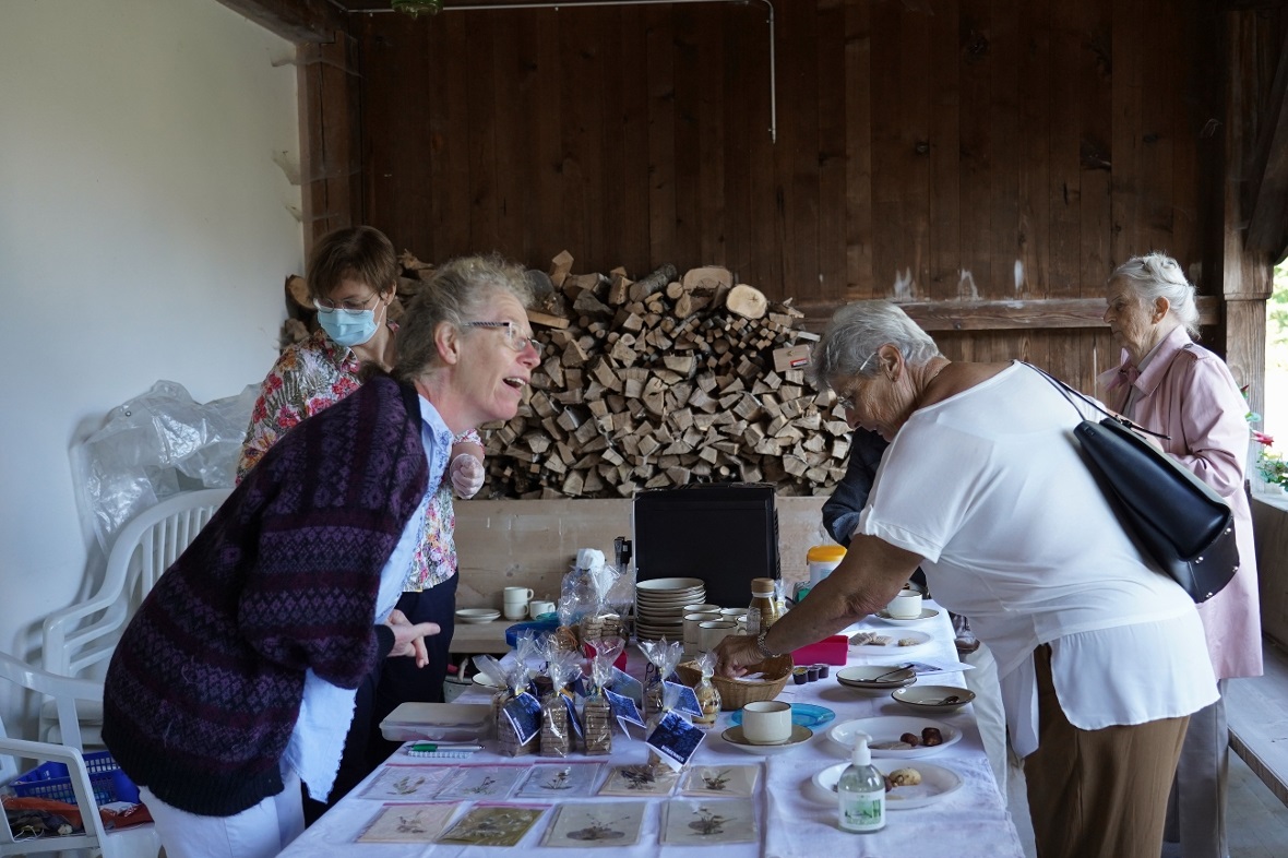 Kaffee und Guetzli beim Apéro.