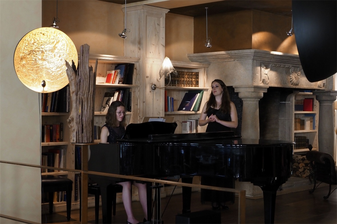 Kaffeehausmusik in der Lobby des Lenkerhofs mit Pauline Siggen am Piano und Lorè...