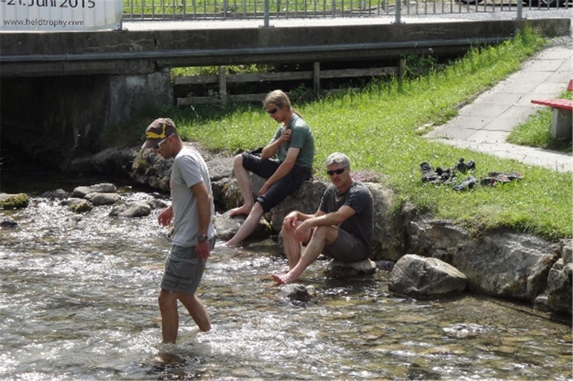 Kameraden bei der Abkühlung im Schwendibach.