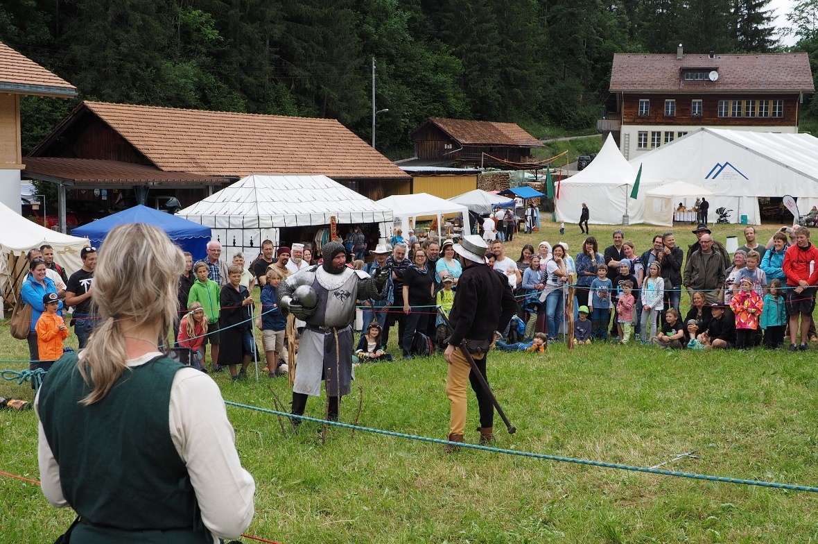 Kampfeslustige Ritter vom Mittelalterverein Bern beim Schwertkampf.
