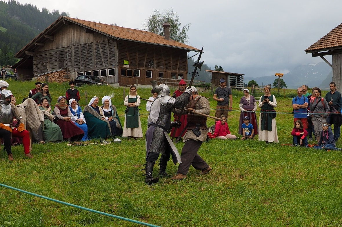Kampfeslustige Ritter vom Mittelalterverein Bern beim Schwertkampf.