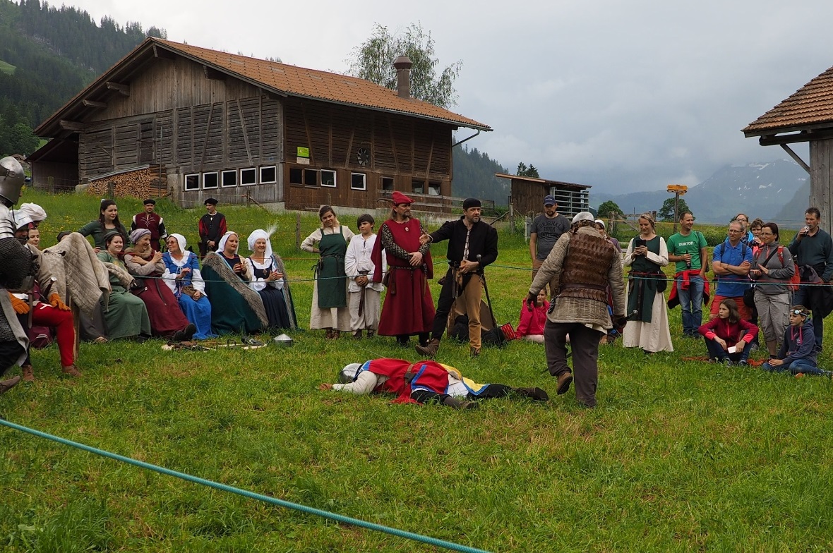 Kampfeslustige Ritter vom Mittelalterverein Bern beim Schwertkampf.