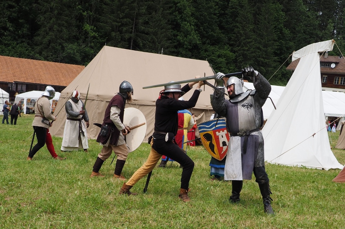 Kampfeslustige Ritter vom Mittelalterverein Bern beim Schwertkampf.
