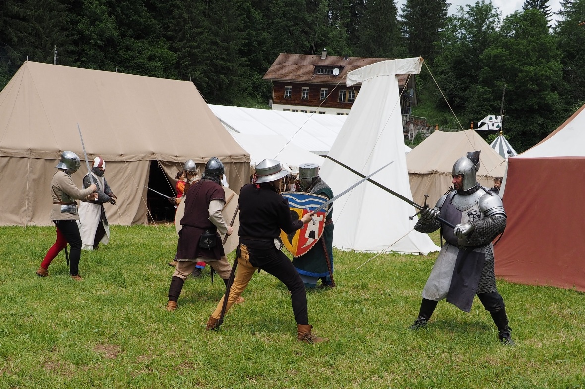 Kampfeslustige Ritter vom Mittelalterverein Bern beim Schwertkampf.