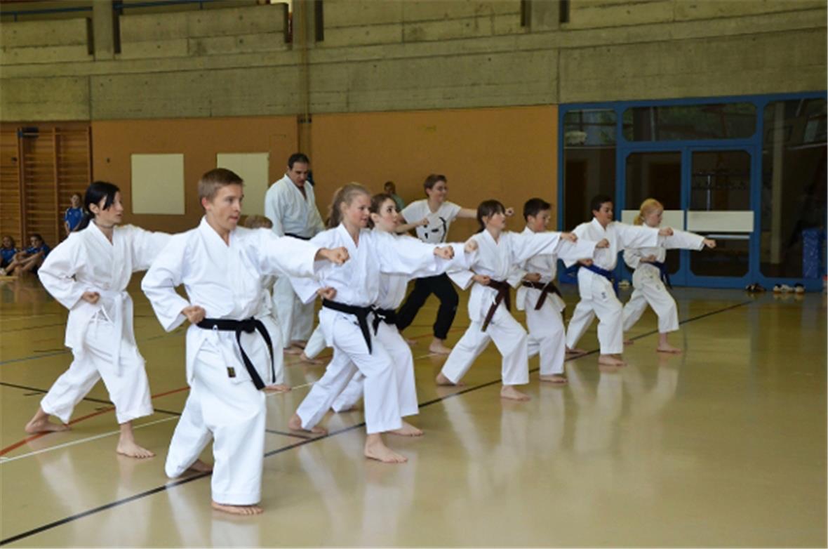 Karategruppe mit Leiter Bruno Trachsel