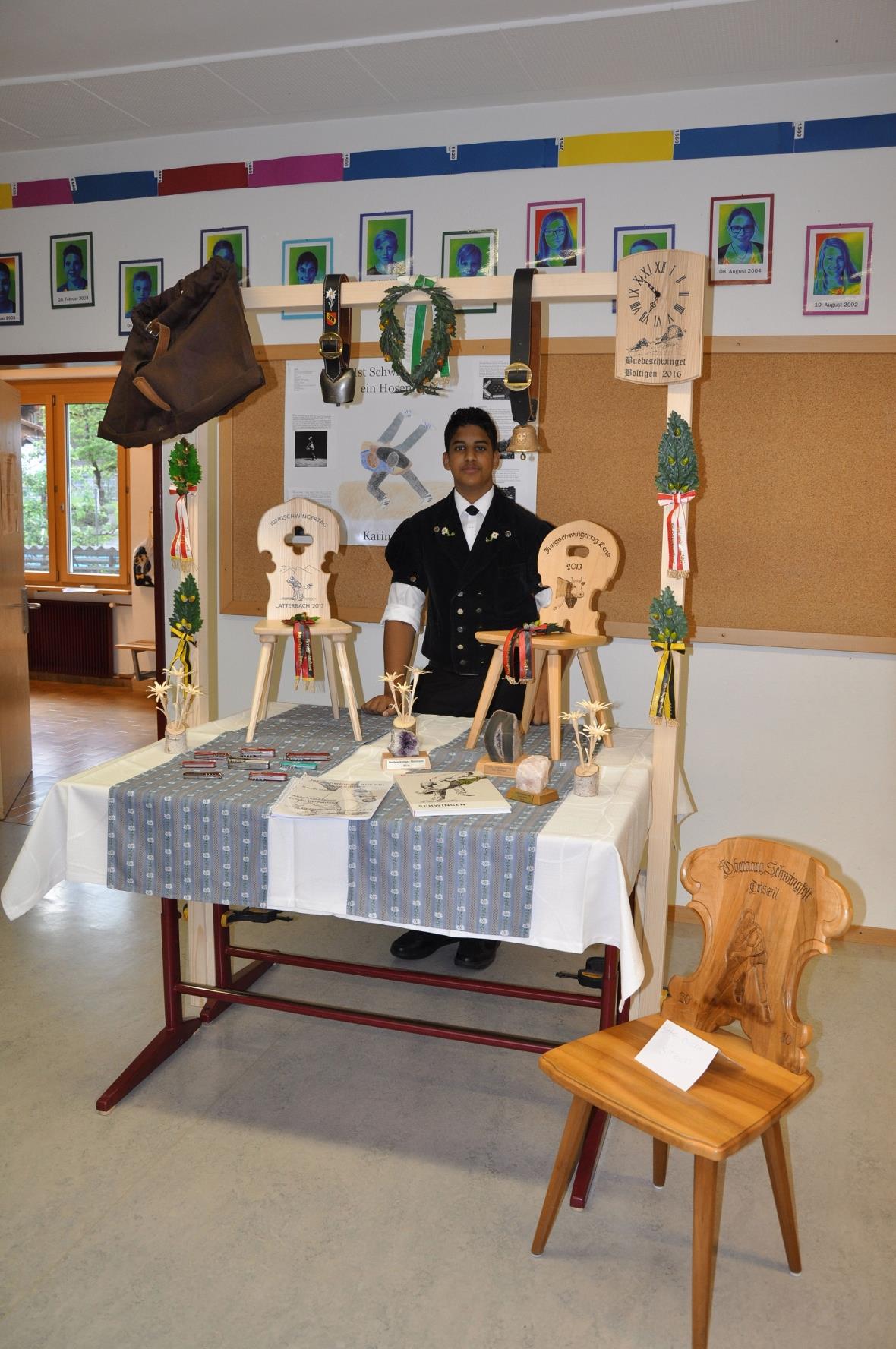 Karim Gaber mit seinem halben Gabentempel.