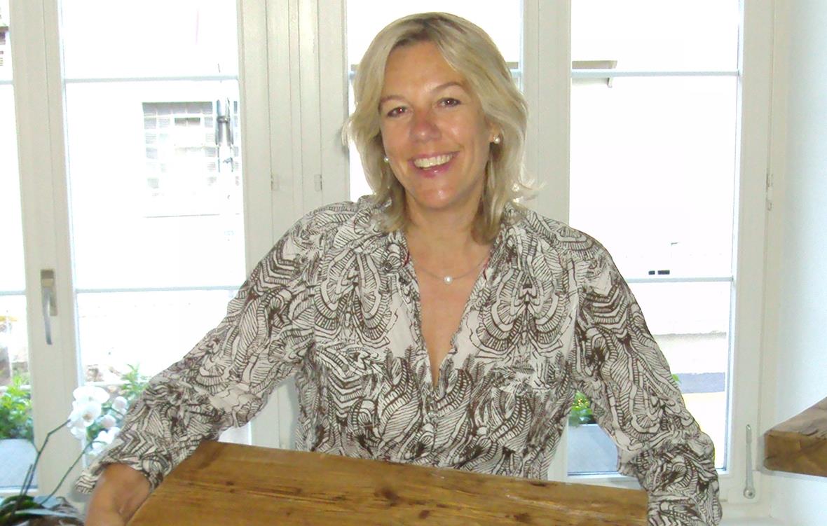 Karin Engeloch voller Schwung bei den letzten Start-Vorbereitungen. Holz – gemütlichstes Holz! – und herzliche Gastfreundschaft sollen dafür sorgen, dass der Hirschen seine legendäre Gemütlichkeit wieder aufleben lässt.