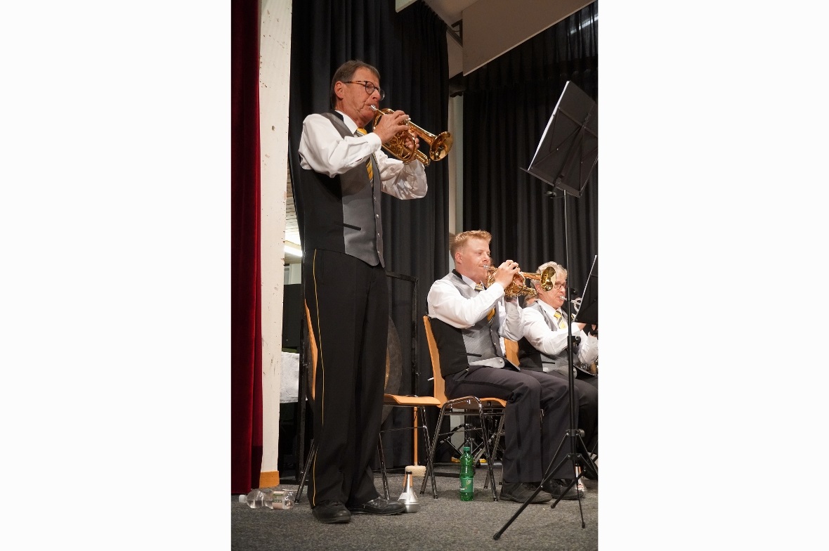 Karl Deubelbeiss spielte Solo in “With One Look”, hinten rechts Loris Perren und...