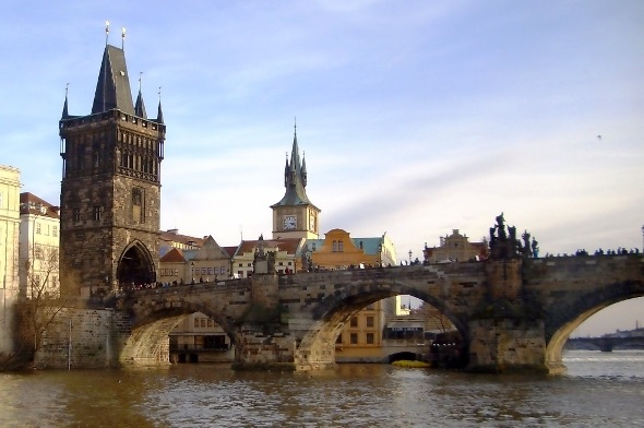 Karlsbrücke, älteste von 16 Brücken mit 30Statuen; Brückenturm, eine der schönsten gotischen Bauten dieser Art in Europa.