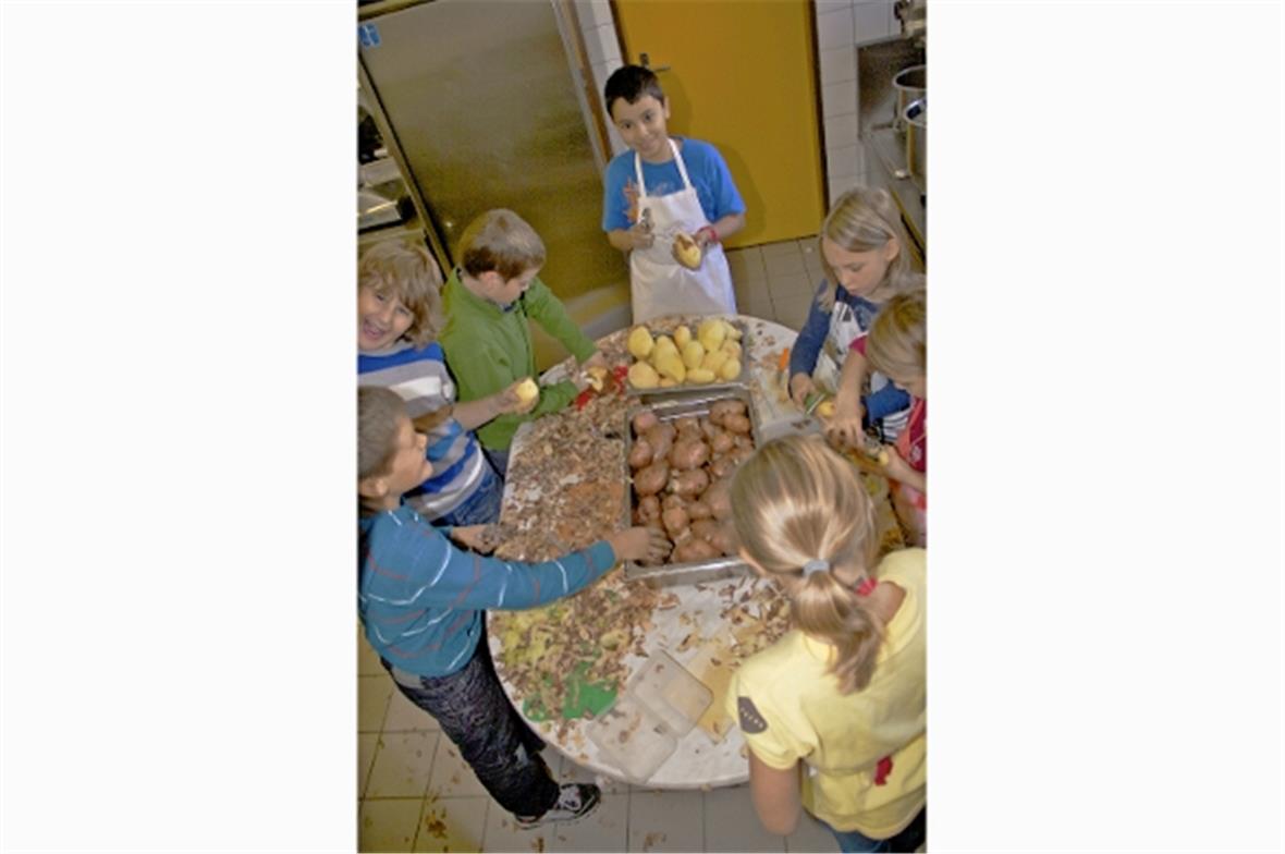 Kartoffeln schälen in der Kronenküche.