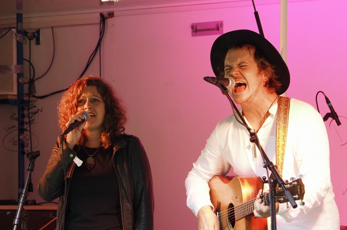 Katharina Michel & Josua Romano am "Live At The Falls" by Mittsommerfestival.