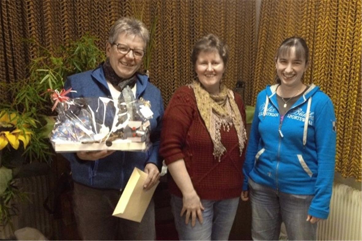Katharina Wüst (abtretende Sekretärin), Ursula Regamey (Präsidentin) und Corinne Zeller (neue Sekretärin).