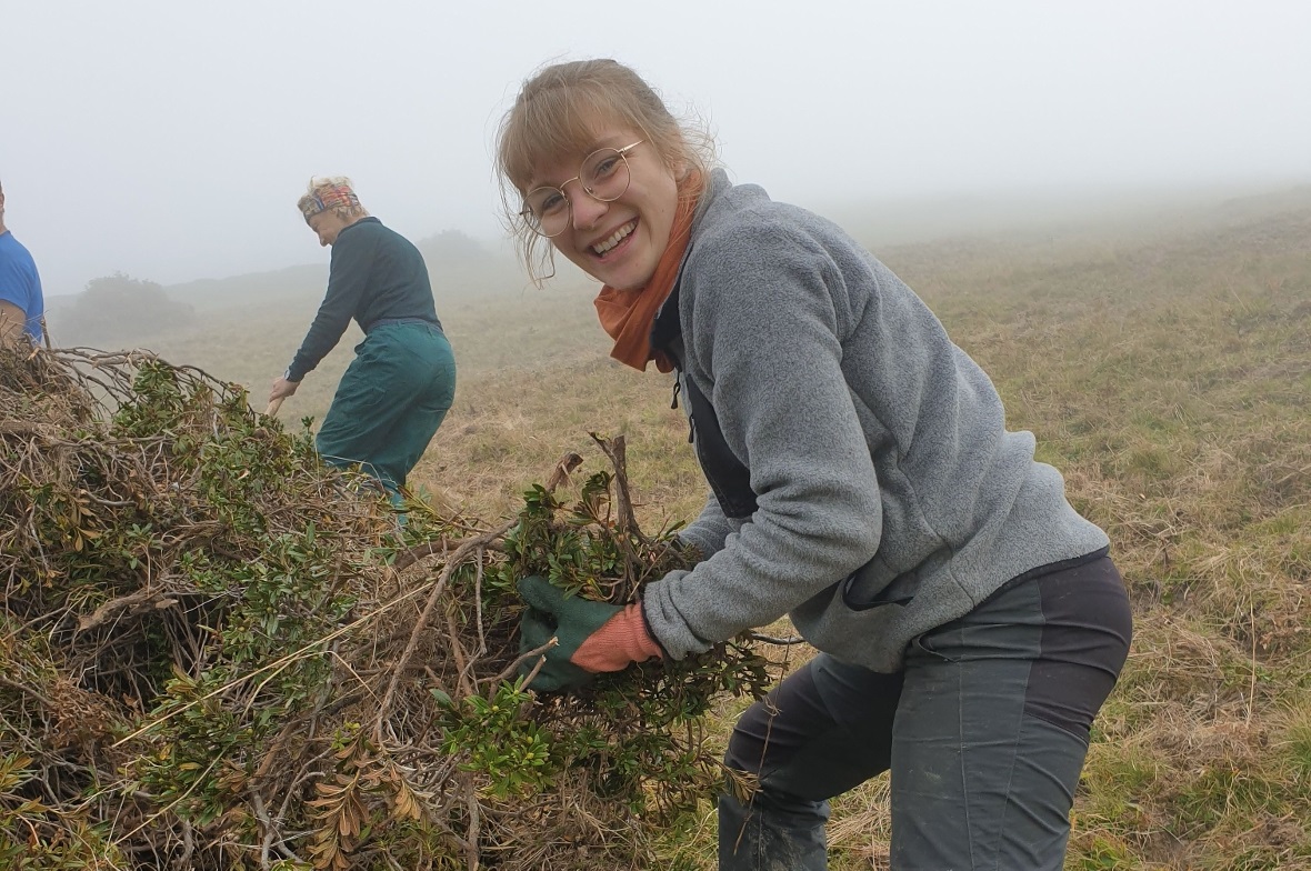 Katharina aus Trier räumte abgeschnittene Alpenrosen auf.