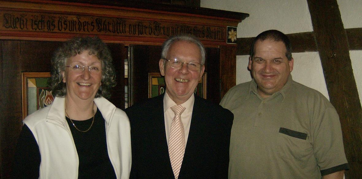 Kathrin Baehler (links) und Walter Wüthrich (rechts) übernehmen das Präsidium von Felix Stoffel (Mitte).