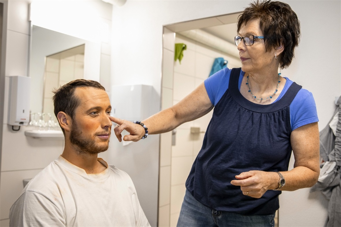 Kathrin Knutti schminkt einen der drei Hauptdarsteller Bäckermeister Theo Dreyfu...