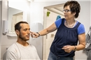 Kathrin Knutti schminkt einen der drei Hauptdarsteller Bäckermeister Theo Dreyfu...