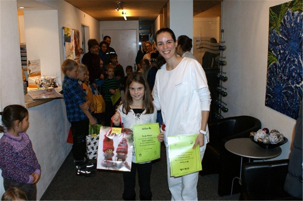 Kathrin von Känel als aktive Spitalkämpferin bei der Übergabe der Urkunden für d...