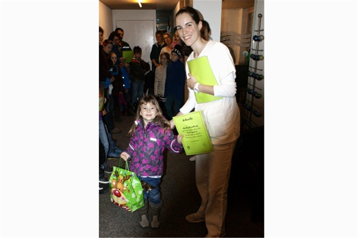 Kathrin von Känel als aktive Spitalkämpferin bei der Übergabe der Urkunden für d...