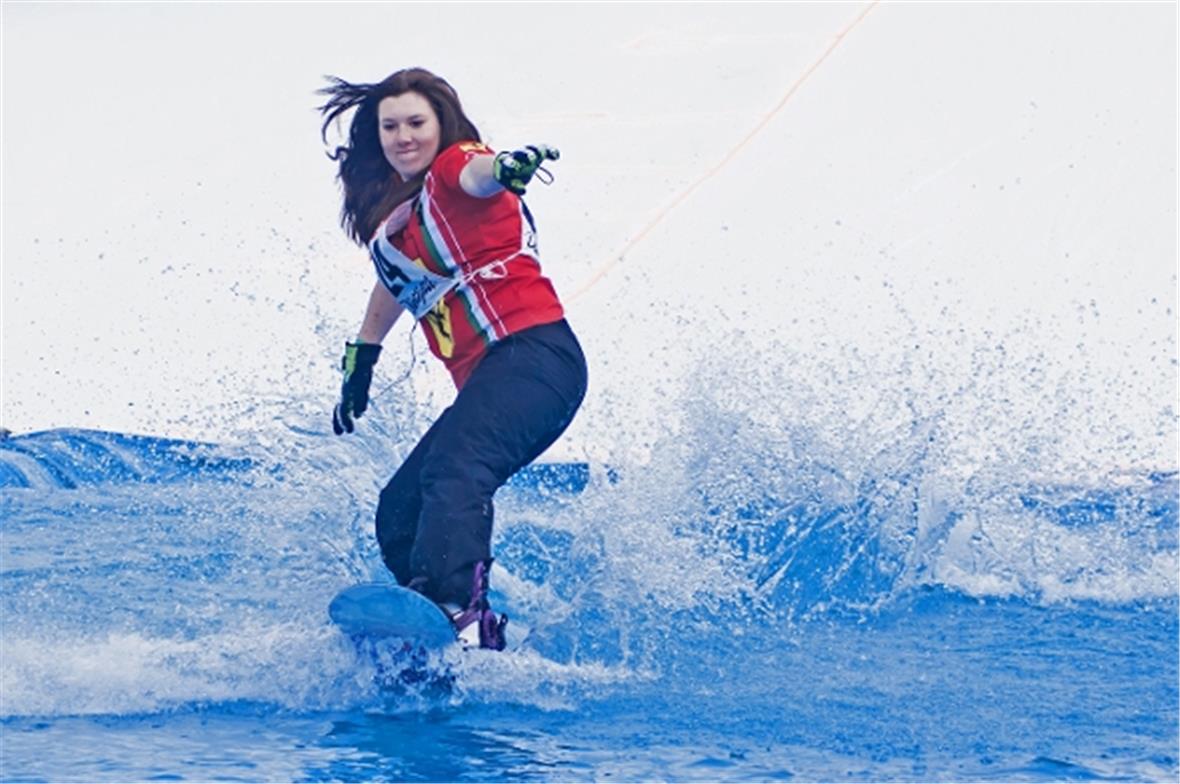 Katja Widmer fährt zum Sieg in der Kategorie Damen Snowboard.