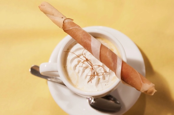 Katrins Wisswysüppli mit Safran. Jeder Gang war erst eine Augenweide, dann eine Gaumenfreude.