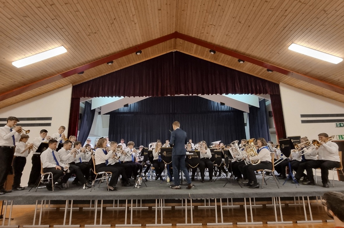 Freude, Freundschaft und Brassmusik Kaum Platz auf der Bühne hatte das Massed Orchestra, bestehend aus allen Teilnehmerinnen und Teilnehmern.