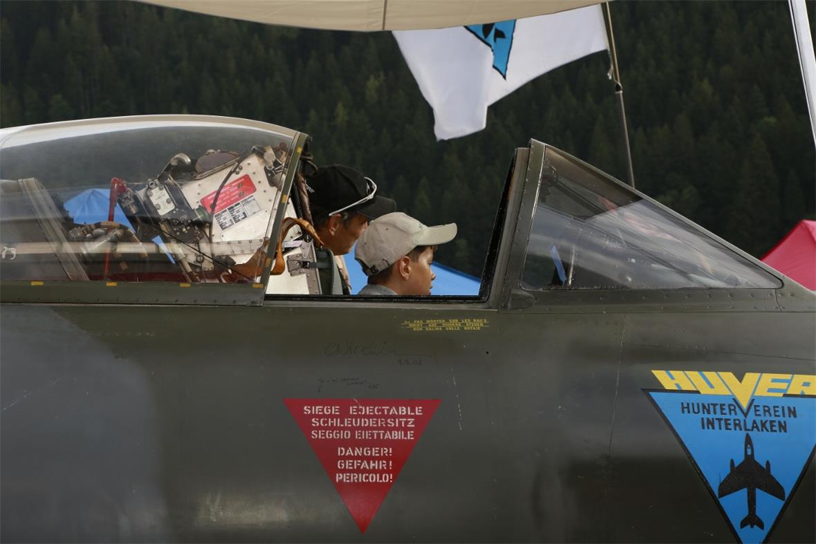 Keiner zu klein Hunter Pilot zu sein.