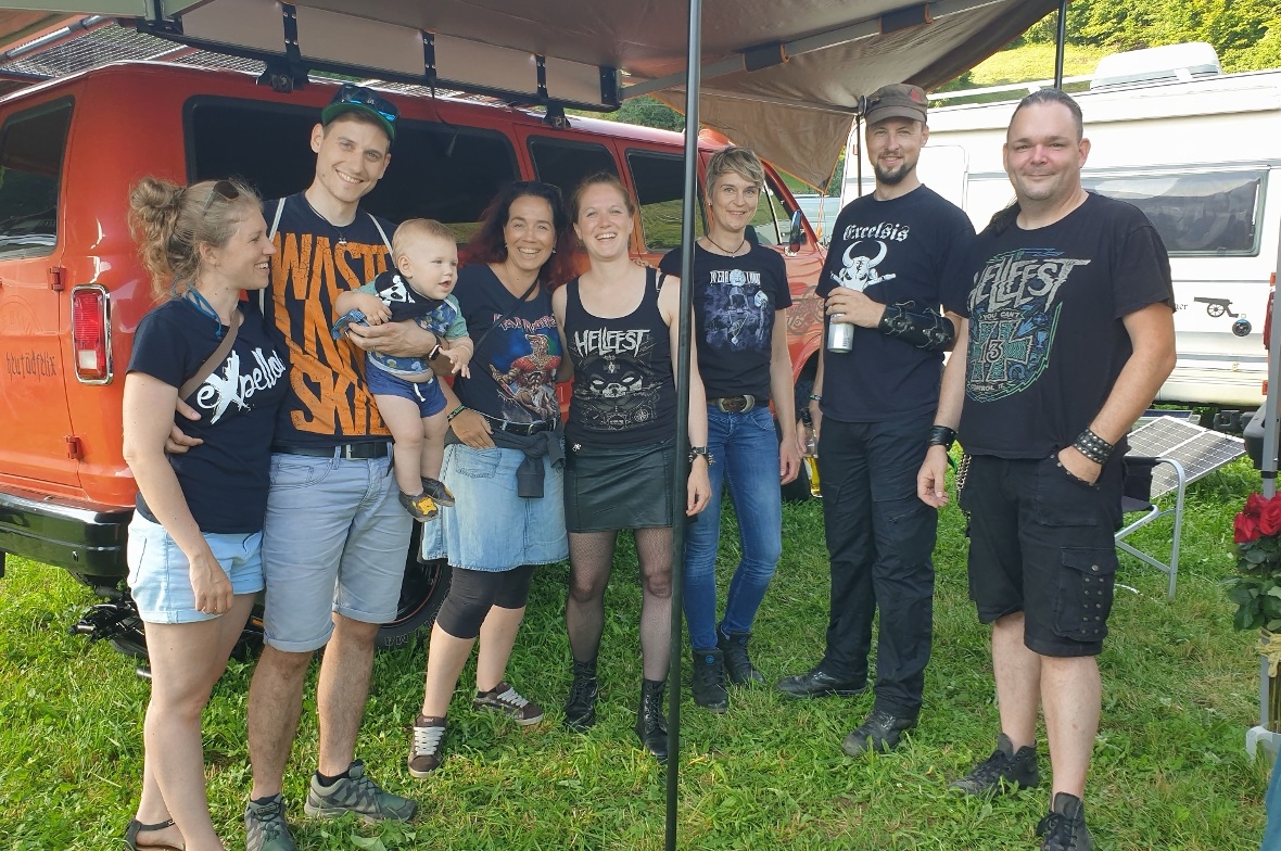 Keiner zu klein, ein Rocker zu sein. In der Mitte Ruth aus Zürich.