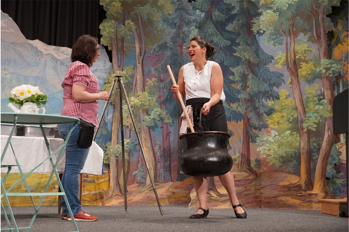 Kellnerin Rita und Hirschenwirtin Silke mit dem Schoggifonduetopf.