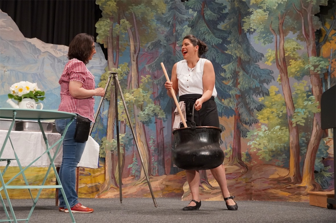 Kellnerin Rita und Wirtin Silke mit dem Schoggifonduetopf.