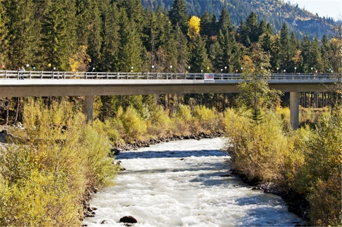 Kernstück der Sanierung ist die 120 Meter lange Laubeggbrücke, die Simme und BLS Bahnlinie quert