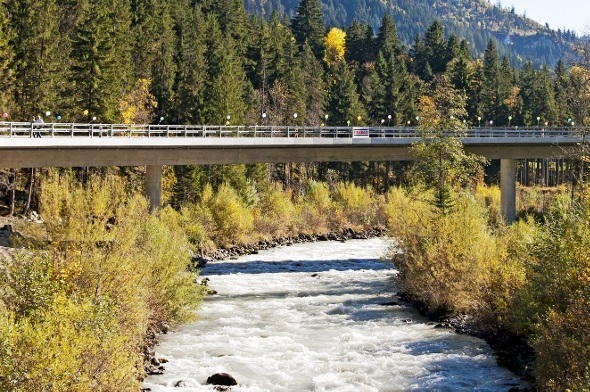 Kernstück der Sanierung ist die 120 Meter lange Laubeggbrücke, die Simme und BLS Bahnlinie quert