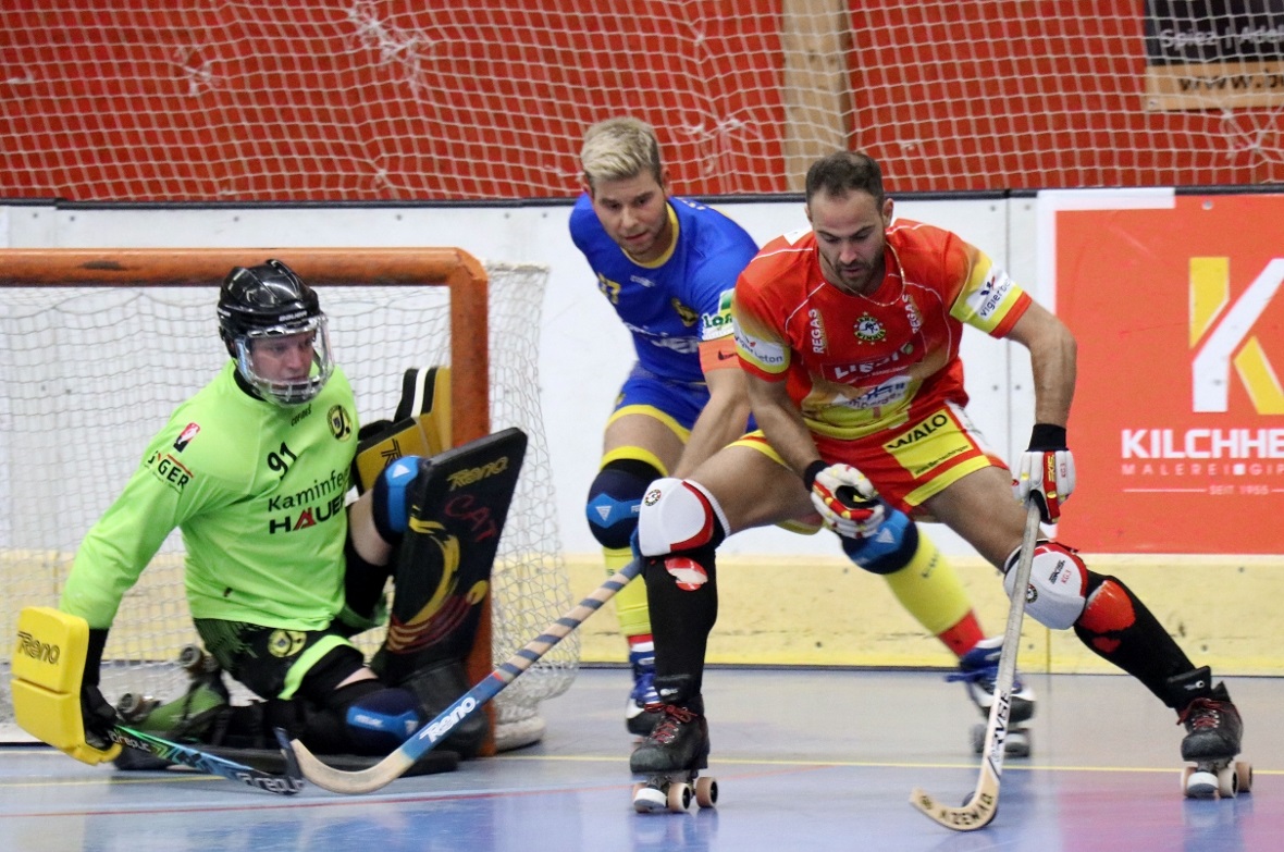 Kevin Gmür (vorn) im Zweikampf.