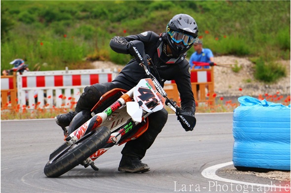 Kevin Wälti im Zeittraining im französischen Villars-sous-Écot schnell unterwegs.