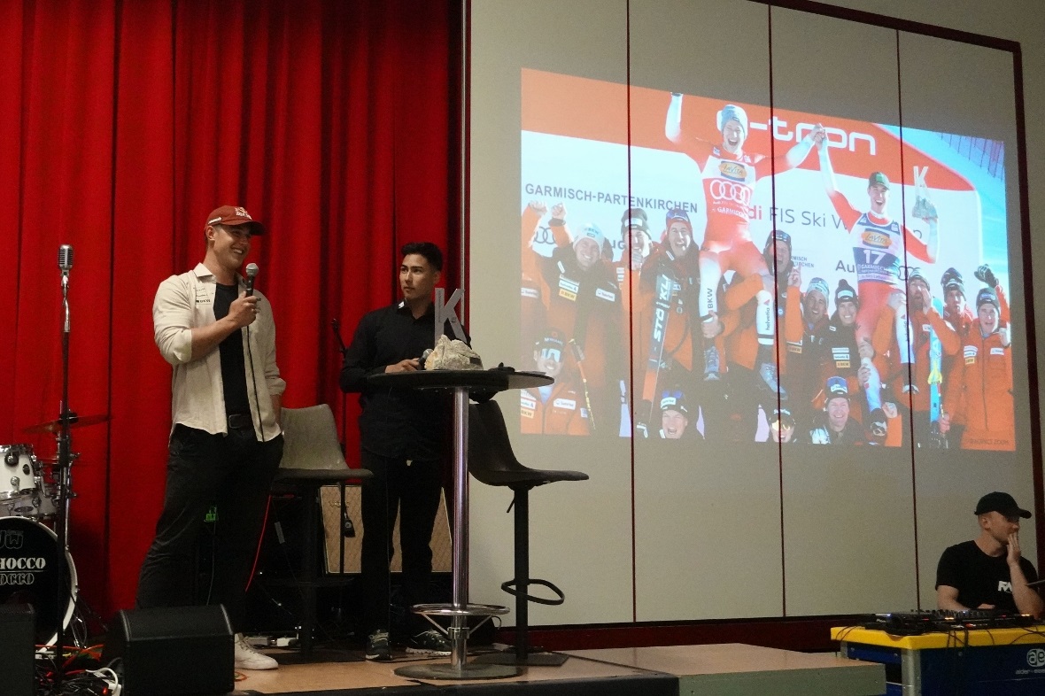 Kevin Wälti übernahm das Mikrofon, um mit Franjo von Allmen auf sympathische Art...