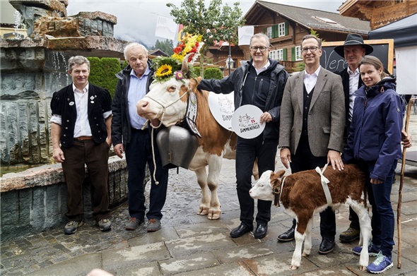 Kick-off der Simmentaler Initiative (v.r.n.l.): Nathalie von Siebenthal, Profi-Langläuferin und Landwirtin, Mike von Grünigen, Roland Frefel, Leiter Frischprodukte Coop und Vertreter Handel, Lorenz Wyss, CEO Bell und Vertreter Fleischverarbeiter, Christian Wanner, Präsident des Vereins, Johann von Grünigen, Landwirt und Mitinitiant des Vereins.