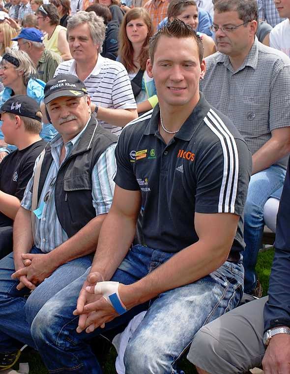 Kilian Wenger: Wegen dem havarierten Daumen zum Zuschauen verurteilt.