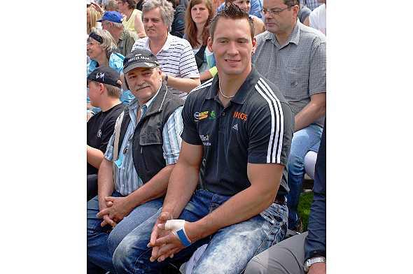 Kilian Wenger: Wegen dem verletzten Daumen auf der Zuschauertribüne.